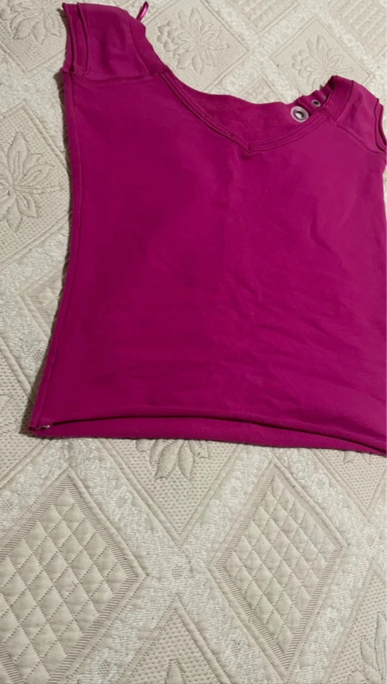 Camiseta Fúcsia Stradivarius / Magenta com Decote Amplo e Detalhes Metálicos – photo 2